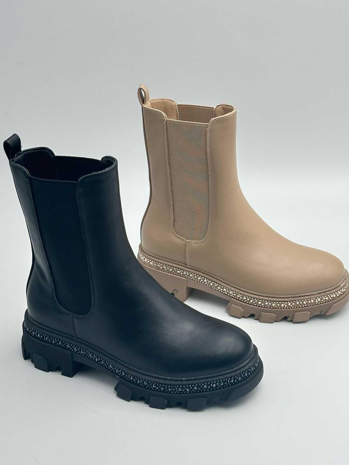 Laila - Coola stövlar utsmyckade med svarta lister